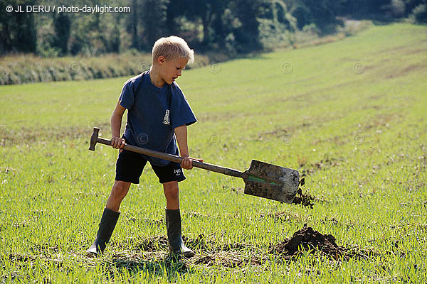 petit garon et sa bche - little boy and his spade